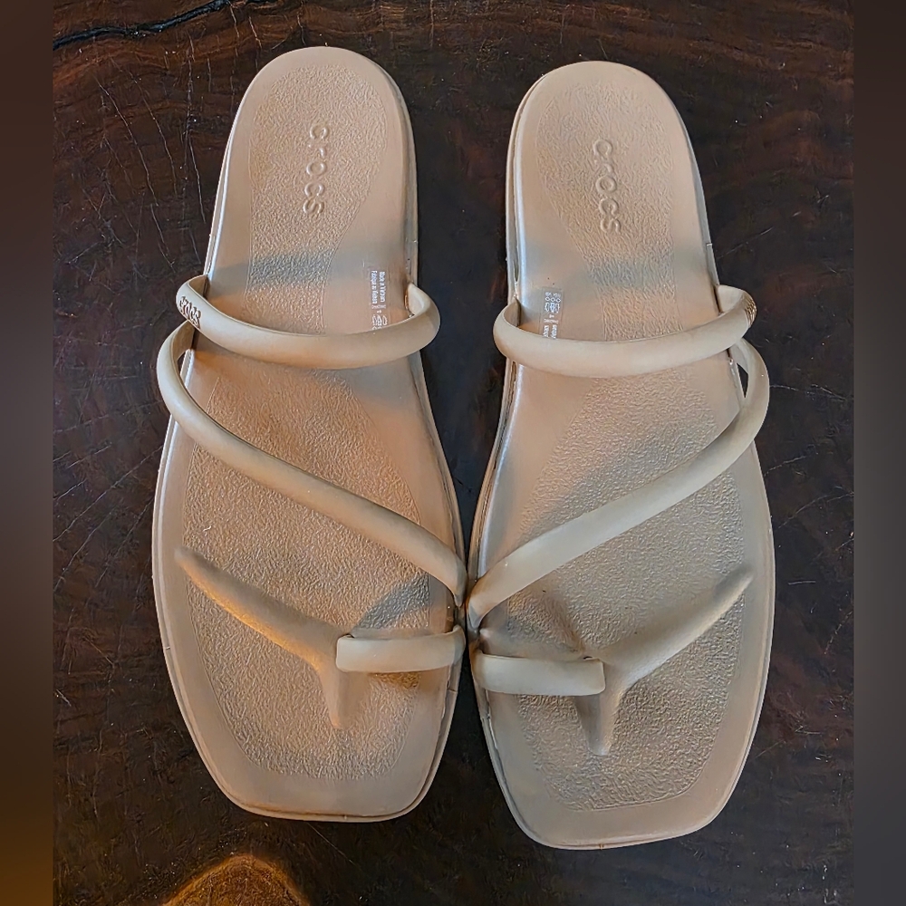 Crocs Women's Miami Toe Loop Sandal Flat 8